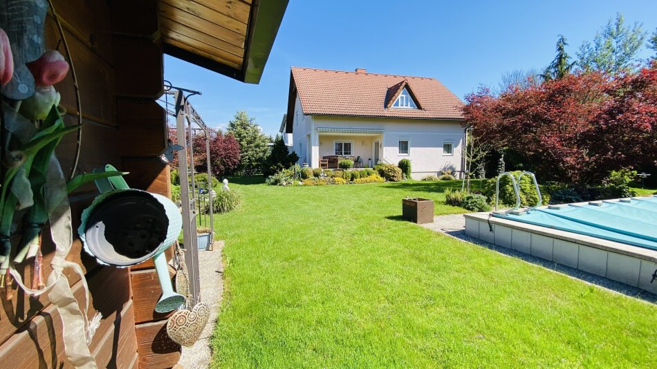 Foto - Elegantes Familienanwesen mit malerischer Gartenlandschaft und modernem Komfort