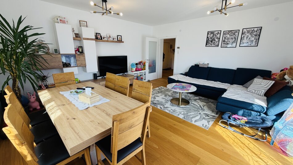 Großzügige 4-Zimmer-Wohnung mit 113 m2, zwei Loggien und Garage