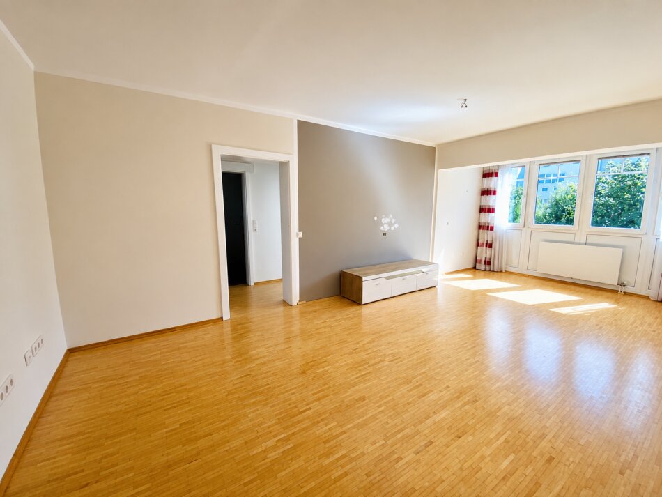 Fohnsdorf: Großzügiges Wohnen mit besonderem Raumgefühl – ca. 94 m², 4-Zimmer-Wohnung im Erdgeschoss mit Tiefgaragenplatz