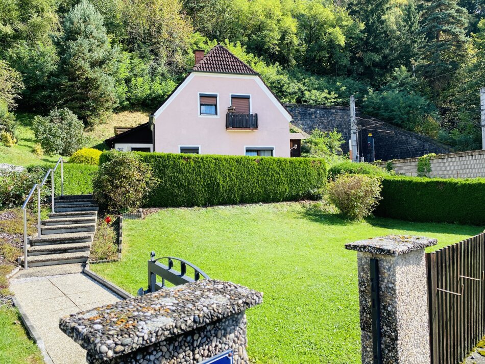 Foto - Charmantes Einfamilienhaus mit Waldgrundstück in Sackgassenlage und gepflegtem Garten