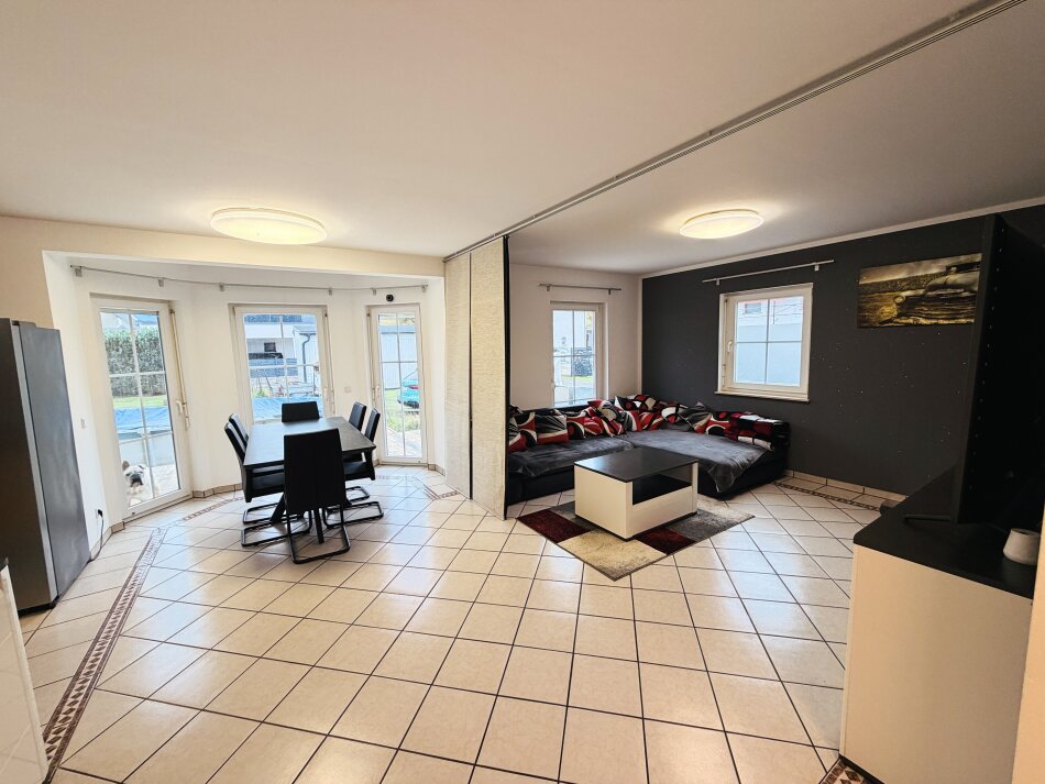 Wohnen mit Freizeitfaktor – Einfamilienhaus mit Pool, großer Terrasse und vielseitiger Garage