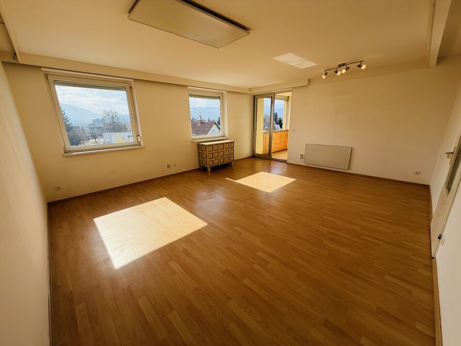 Zeltweg: Sonnendurchflutete 3-Zimmer-Wohnung mit Südloggia und herrlicher Aussicht + Garage