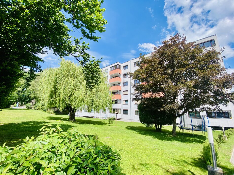 Großzügige 4-Zimmer-Wohnung mit Loggia, Garage und Traum-Ausblick