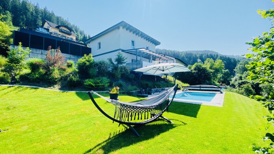 Foto - Traboch: Einziehen statt bauen – hochwertiges Einfamilienhaus inkl. Panoramablick & traumhafter Ruheoase mit Pool